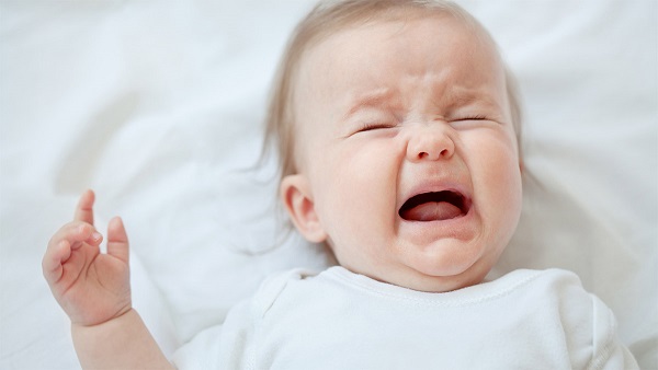 زمان گریه کردن کودک چه کار های باید بکنیم؟
