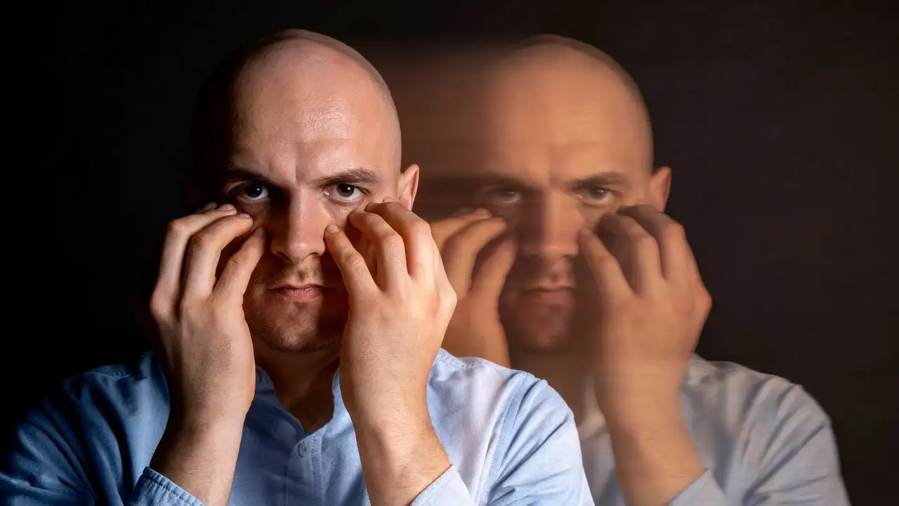 اسکیزوفرنی چیست؟ | علائم، علل، انواع و روشهای درمان آن