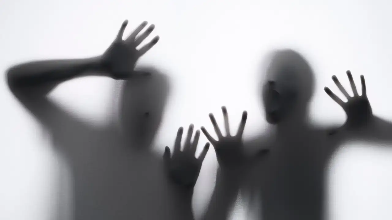 اسکیزوفرنی چیست؟ | علائم، علل، انواع و روشهای درمان آن