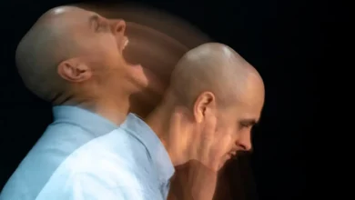 اسکیزوفرنی چیست؟ | علائم، علل، انواع و روش‌های درمان آن