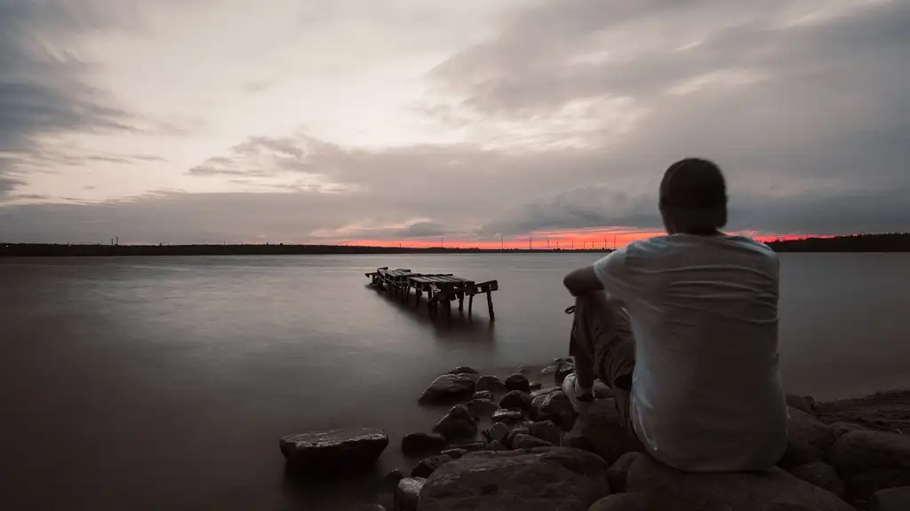 چرا اغلب به‌شدت درگیر گذشته هستیم؟ دلایل روانشناسی