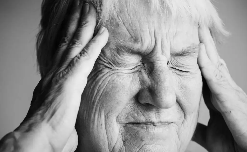 چه چیزی باعث میگرن میشود؟