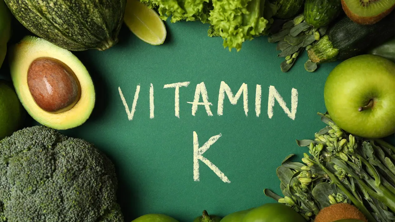 ویتامین K: فواید، منابع غذایی و علائم کمبود آن
